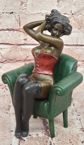 Statua donna seduta bronzo