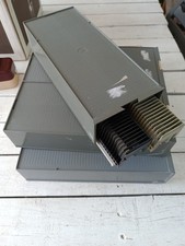 2 caricatori da 50 diapositive per proiettori in box.