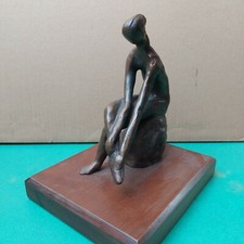  SC7-18) STATUETTA DI DONNA IN BRONZO SU BASE KEGNO DIM H CM 16 L CM 10