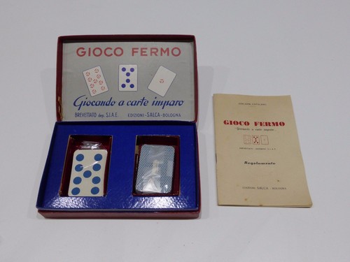Gioco fermo giocando carte - a,