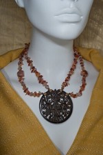 Collana doppio di scaglie di corniola e ciondolo cinese di giada scolpito