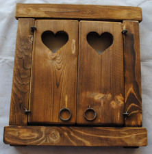 Finestra in legno con grata in ferro battuto e scuri traforati -O-