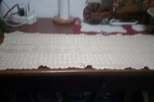 centrotavola in cotone ecrù lavorato a mano a uncinetto filet cm.89x 40 cm leggi