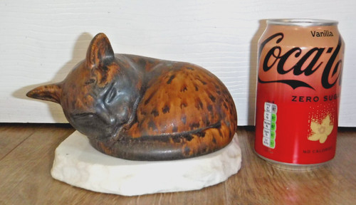 Statuina gatto rannicchiato