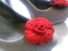 Set 2 pz., Clip rose per scarpe in pelle rossa con effetto pizzo.
