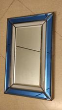 SPECCHIO DA PARETE IN CRISTALLO MOLATO BLU E OPALINO. ANNI 60.