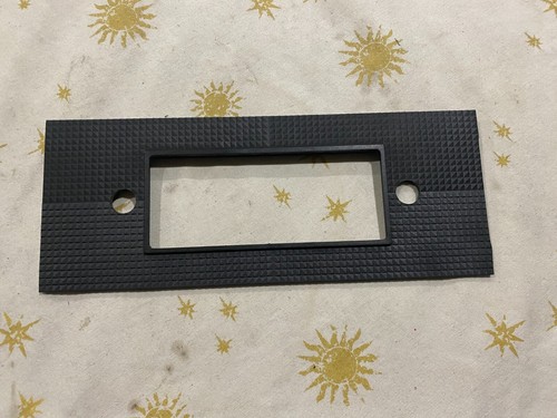 Fascia autoradio regolabile