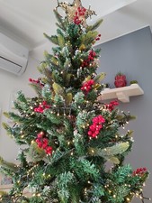 albero di natale 240 cm ,artificiale con bacche rosse e leggermente innevato