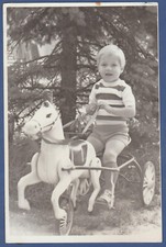 Bellissimo ragazzo a cavallo a pedali bicicletta per bambini, foto d'epoca sovietica URSS