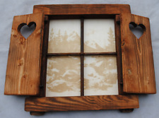 Finestra in legno con grata in ferro battuto e scuri traforati . Paesaggio  3d