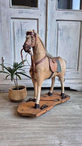 Antico cavallo giocattolo