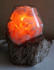 Lampada di sale irripetibile creata in vetro soffiato su legno bianco decapato  