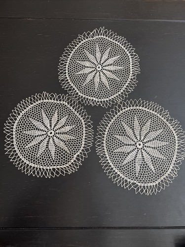 Vtg ivory round doily - 12”,