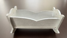 CULLA IN LEGNO PER CASA DELLE BAMBOLE GRIGIO CHIARO ARGENTO 18X11X9 cm