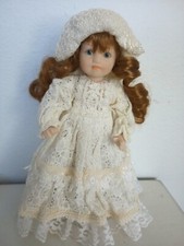 Bambola vintage in porcellana Sibania con abito bianco in pizzo alta 10” con supporto