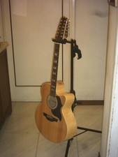 Chitarra Takamine a 12 corde amplificabile.