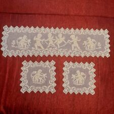 SET DI 2 CENTRINI E 1 CENTROTAVOLA A UNCINETTO CON ANGIOLETTI PUTTINI anni 30/40