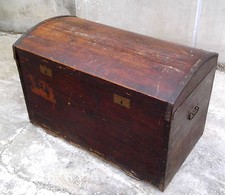 BAULE IN LEGNO DA VIAGGIO CON COPERCHIO BOMBATO - CASSAPANCA