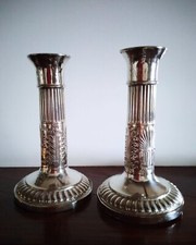 Candelieri antichi in coppia, legno rivestito in lamina d'argento, alt. cm. 16.