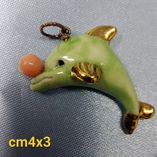 Bellissimo ciondolo a delfino con palla rosa corallo.