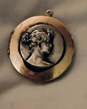Spilla o ciondolo in metallo