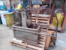 Antica pompa manuale antincendio a doppio pistone (idrovora d’epoca)