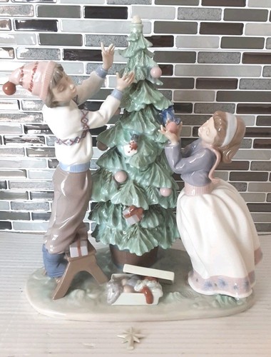 Lladro trimming the tree - lladro,