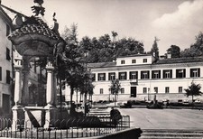 27-18A) CARTOLINA ARQUATA SCRIVIA PIAZZA SANTO BERTELLI PALAZZO COMUNALE ANIMATA