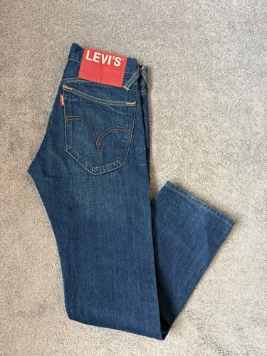 Levi red label - label, r
