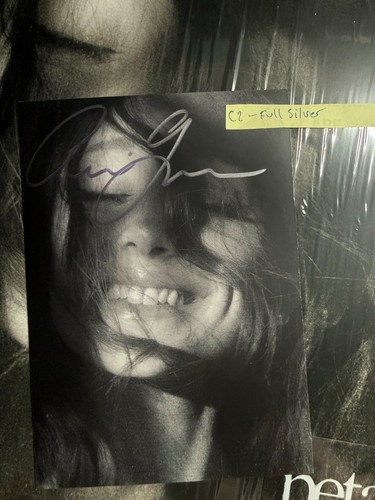 Signed ariana grande petal - ariana,