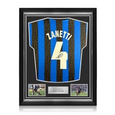 Maglia dell'Inter autografata da Javier Zanetti. Montatura di alta qualità.