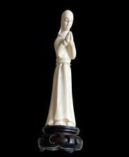 Statuina Suora che prega scolpita a mano