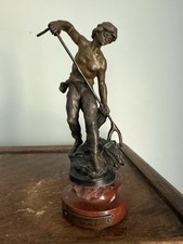 Scultura in metallo su marmo