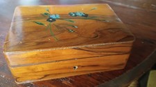 Scatola in legno di ulivo con decorazione floreale dipinta, anni 20