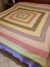 Coperta letto matrimoniale lavorata all'uncinetto. Realizzata a mano. Mai usata.