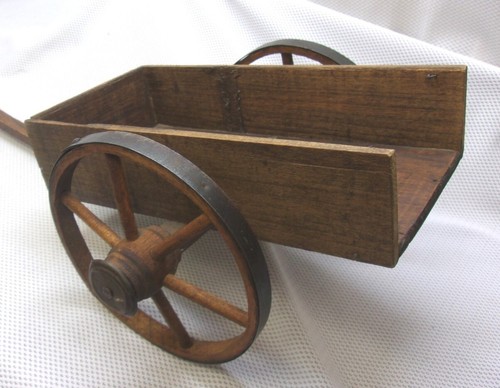 Antico carro giocattolo - , in