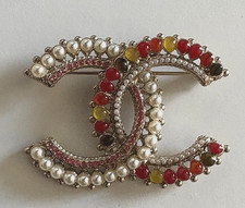 Spilla Chanel in finta perla