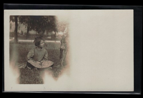 Cartolina rppc ragazza - ragazza, seduta