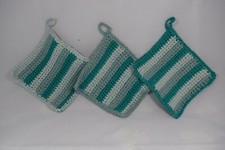 Set di 3 presine quadrate realizzate all'uncinetto nei toni dell verde 