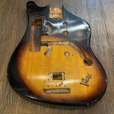 Corpo chitarra bizzarro in