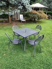 tavoli e sedie in metallo da giardino usate con qualche difetto di vernice 