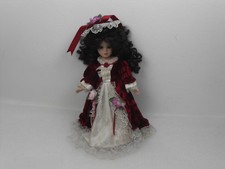 Vecchia bambola in ceramica da