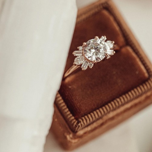Anello tondo con diamanti fine