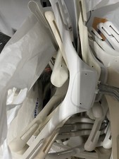 50 PEZZI GRUCCE APPENDIABITI STAMPELLE IN PLASTICA DA BAMBINI USATO LOTTO STOCK