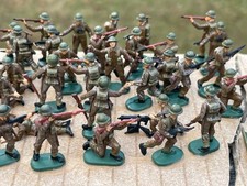 Oltre 60 pezzi ww2 1/72 soldati e insegne fanteria e paracadutisti inglesi
