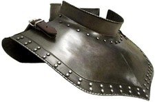 Armatura medievale con borchie