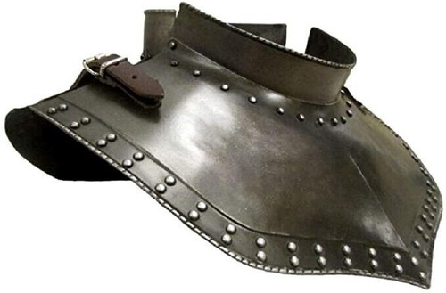 Armatura medievale con borchie