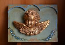 Piccolo capezzale in gesso lavorato con foglia simil oro su legno dipinto a mano