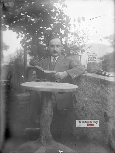 Uomo che legge libro - che,