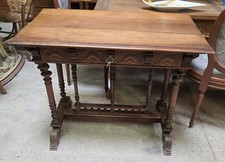 Scrivania in noce stile rinascimentale